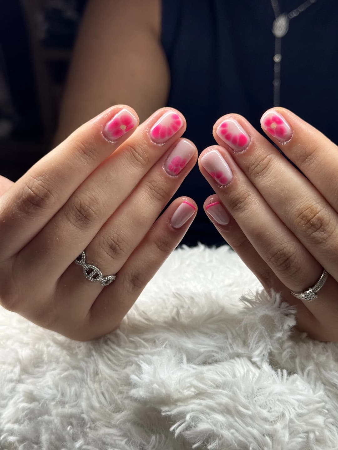 Nail art fleurs rose fuchsia