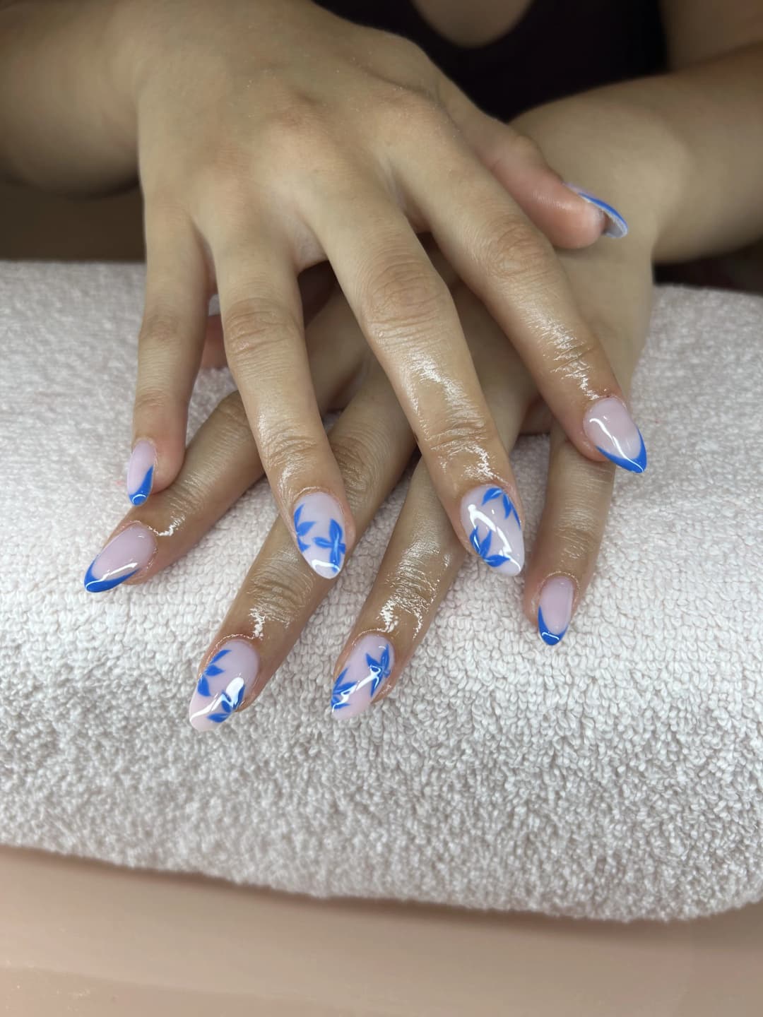 Ongles en amande, nail art bleu