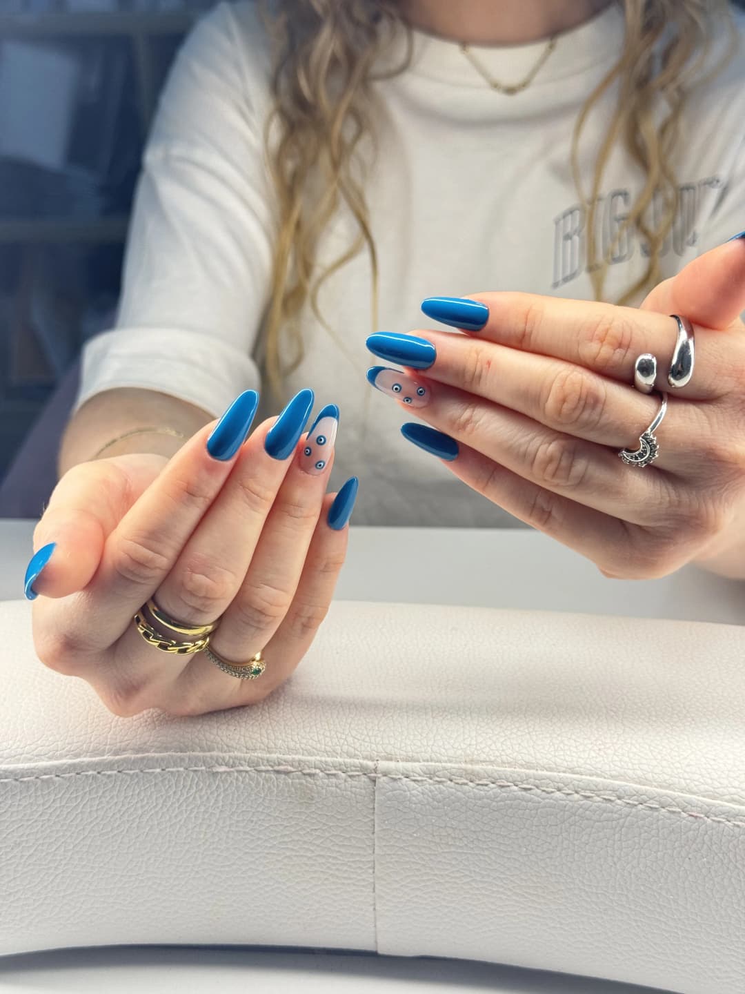 Pose bleue avec nail art mauvais œil